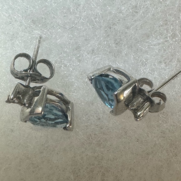 These are 14K earrings wiht sapphire  they are almost new, this is white gold